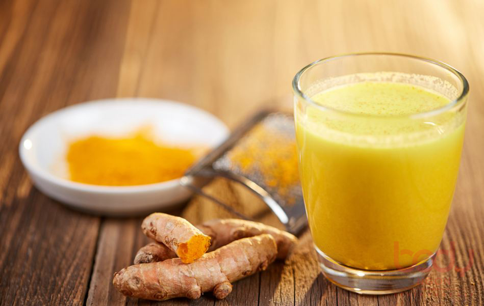 Tinh bột nghệ hòa nước ấm